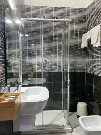Bathroom 5, Parthenope Rooms, Napoli