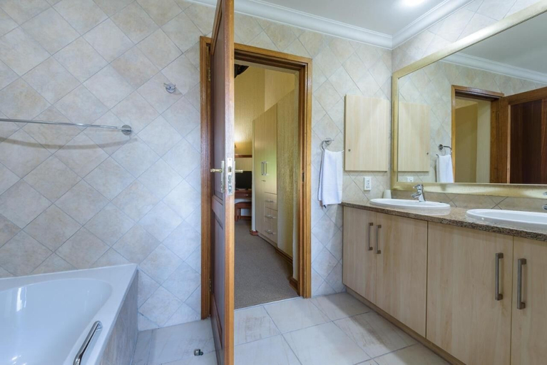 Bathroom 4, Kruger Park Lodge Unit No. 547, Ehlanzeni