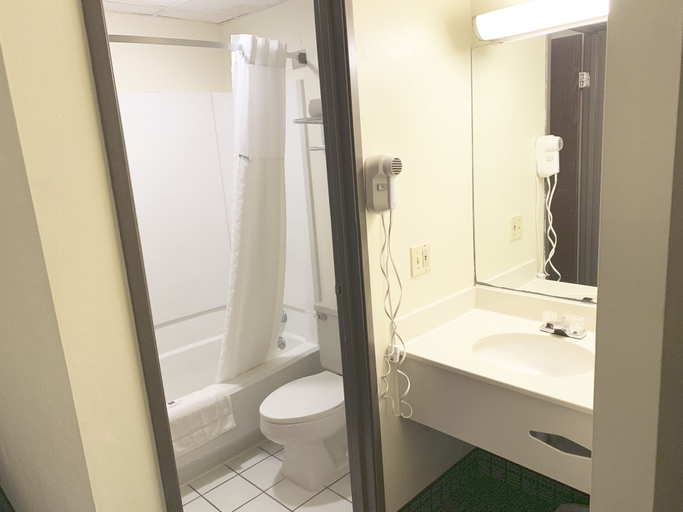 Bathroom 4, Motel 6 McGraw, NY - Cortland, Cortland