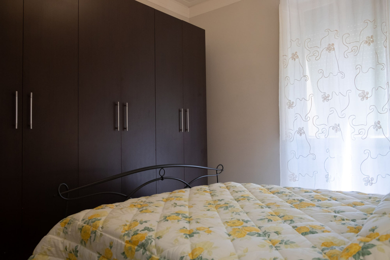 Room 2, Roma - Via la Spezia 70, Rome