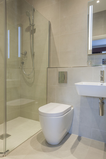 Bathroom 5, Oatlands Park Hotel, Surrey