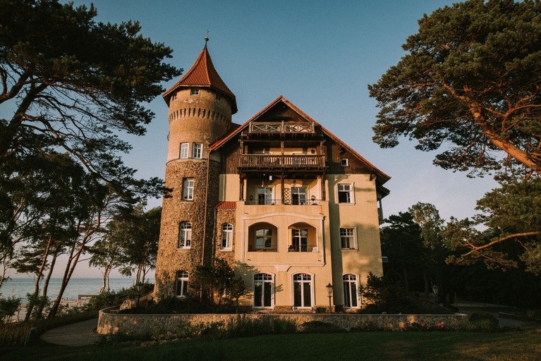 Exterior & Views