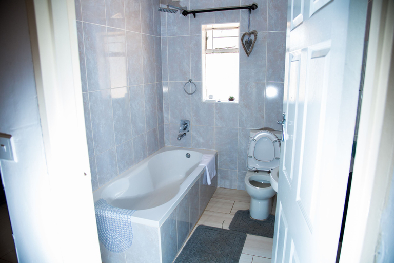 Bathroom 4, Mt Pleasant BnB, Harare