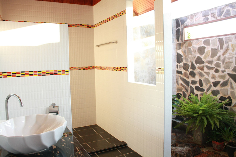 Bathroom 4, Waterside Resort, Pran Buri