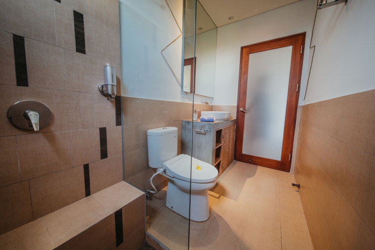 Bathroom 5, Kaen Apartments, Badung