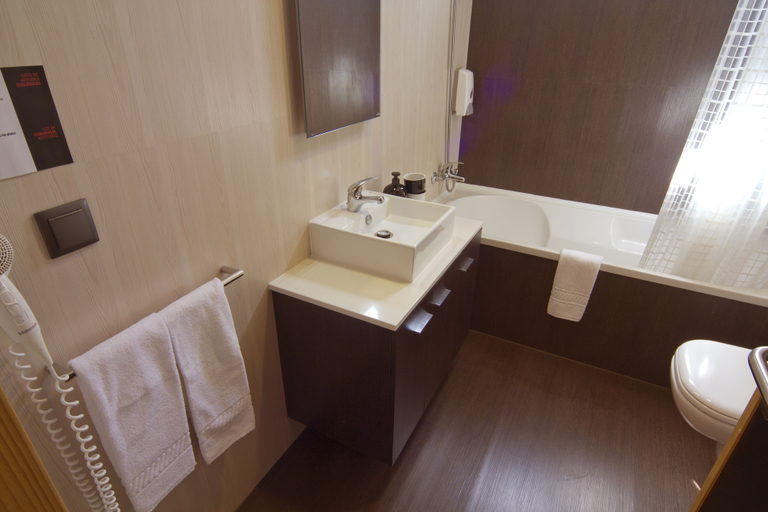 Bathroom 3, Coxos Beach Lodge, Mafra
