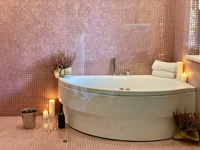 Bathroom 4, Hotel Atlantic, Stolichna