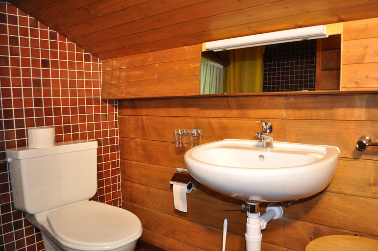 Bathroom 4, Polaris, Raron
