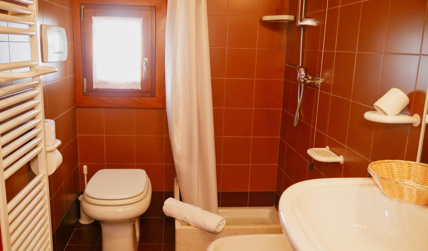 Bathroom 4, Hotel Vajont, Pordenone