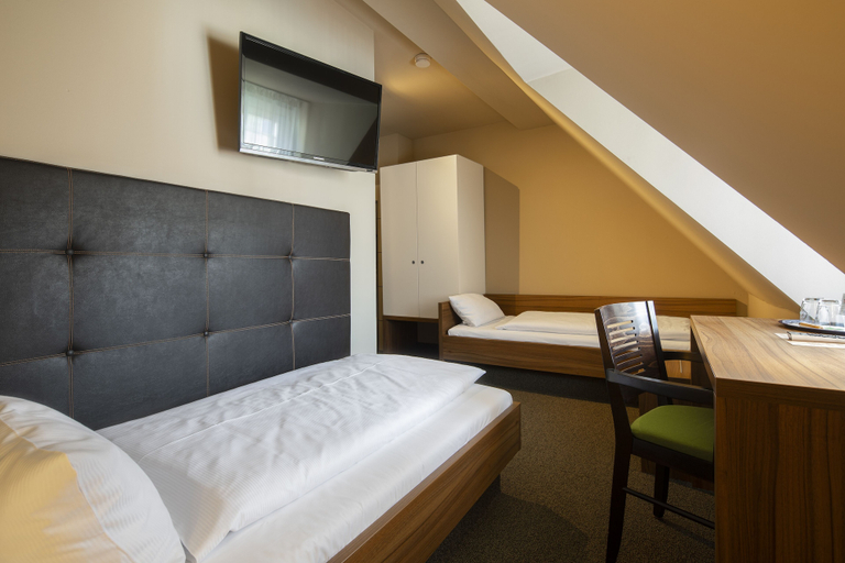 Bedroom 3, Joesepp´s Hotel am Hallhof, Memmingen