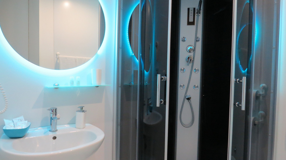 Bathroom 5, B&B Skyhouse Chiatamone, Napoli