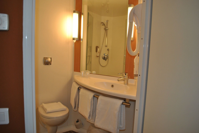 Bathroom 4, ibis Loriol le Pouzin, Ardèche