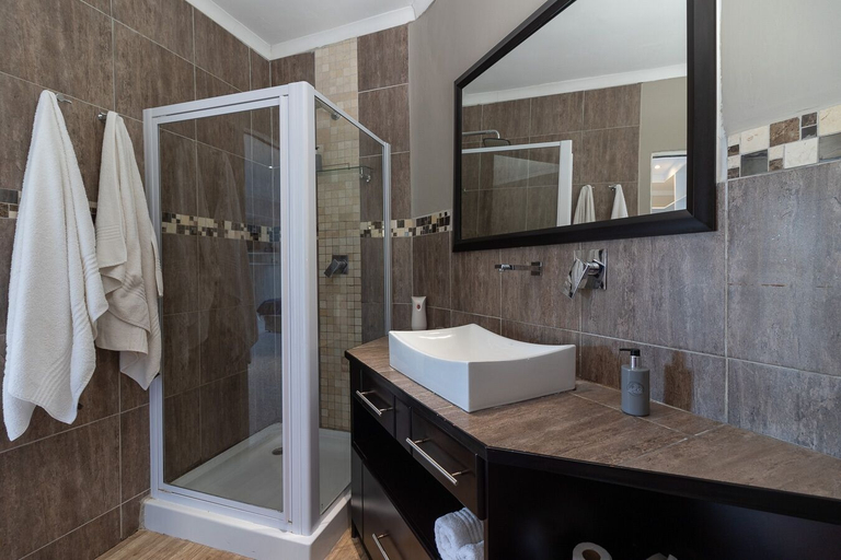 Bathroom 4, Dockside Guest House, Cacadu
