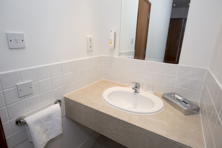 Bathroom 4, Ramada by Wyndham Cambridge, Cambridgeshire