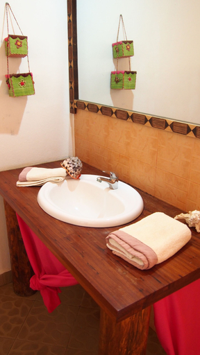 Bathroom 4, Caliente Beach Lodge, Atsimo-Andrefana