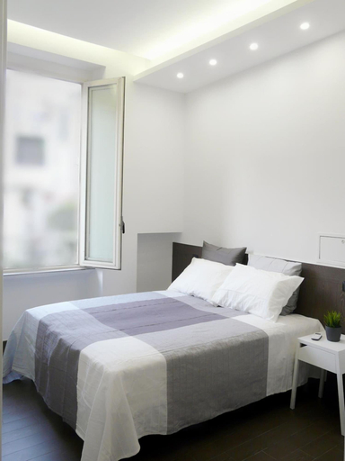 Bedroom 4, Fermata MONTESANTO, Napoli