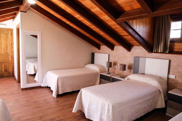 Bedroom 2, Saint James Way, León