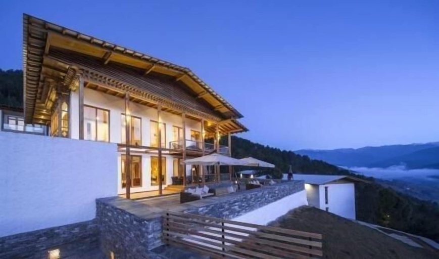 Exterior & Views