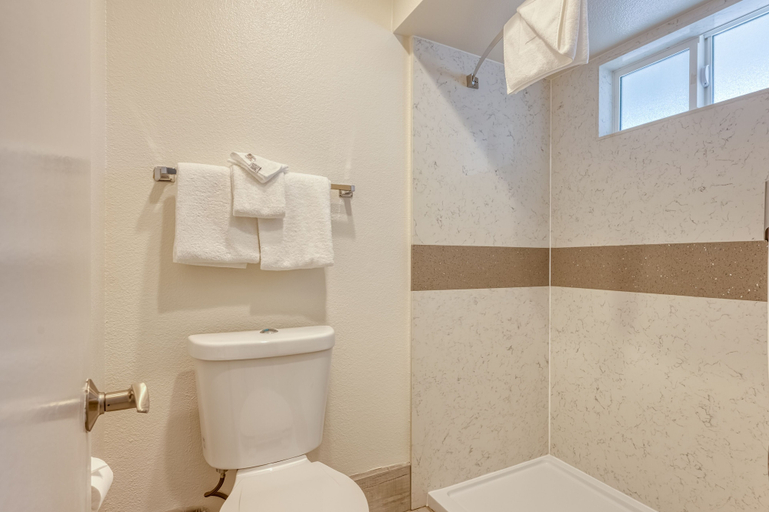 Bathroom 5, Vagabond Inn San Luis Obispo , San Luis Obispo