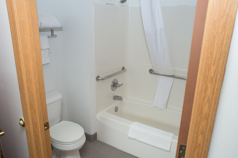 Bathroom 5, Quality Inn Edgerton - Lake Koshkonong, Rock