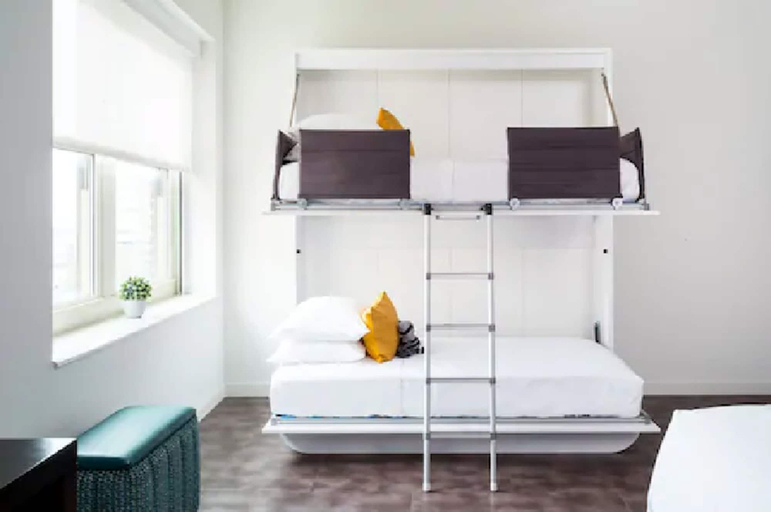 Bedroom 3, TRYP by Wyndham Newark Downtown, Newark