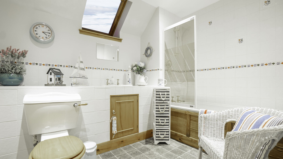 Bathroom 3, Osborne Steading, Fife