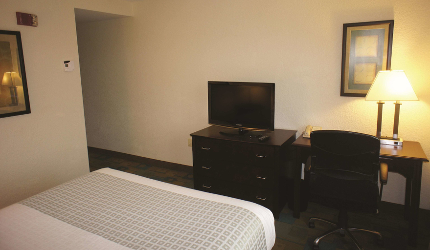 Bedroom 3, La Quinta Inn & Suites by Wyndham Boston Somerville, Middlesex
