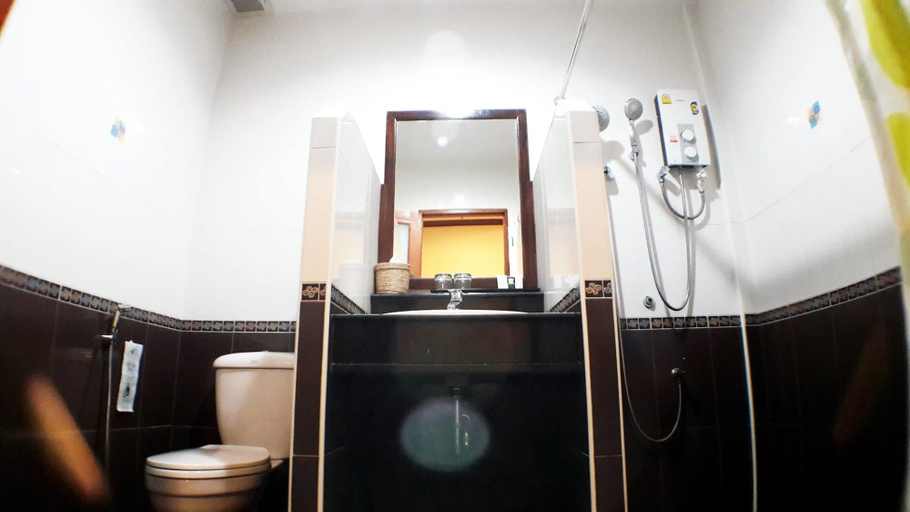 Bathroom 3, Khum Nakhon Hotel, Muang Nakhon Si Thammarat