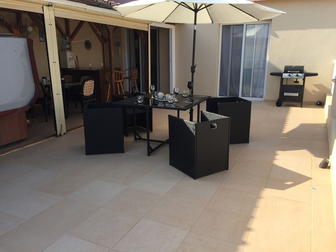Others 4, 2 Bed Flat - Sleeps 4 - Pool - Parking - Wifi, Larnaca