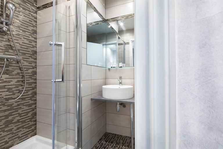 Bathroom 4, Hotel de Geneve, Paris