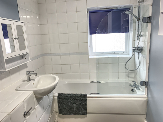 Bathroom 4, Toothbrush Apartments - 2 bed 2 bath apt, Suffolk