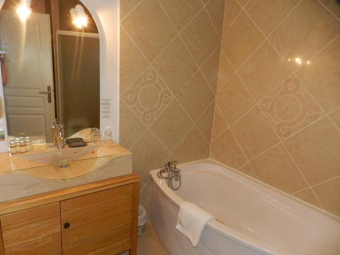 Bathroom 4, HOTEL RESTAURANT HERARD, Haute-Marne