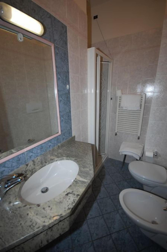 Bathroom 4, Hotel Bella Riviera, Lucca