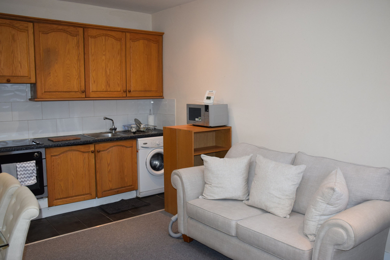 Others 5, Apartment Northfields, London
