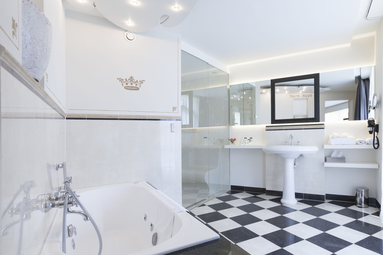 Bathroom 5, Hotel Bloemendal, Vaals