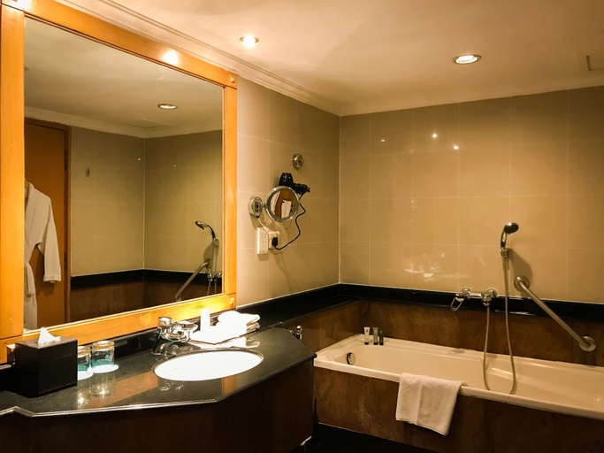 Bathroom 4, Le Meridien Kochi, Ernakulam