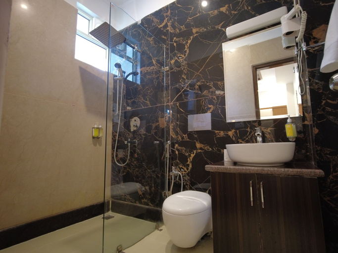 Bathroom 4, Kamay The Grand Alova, Garhwal