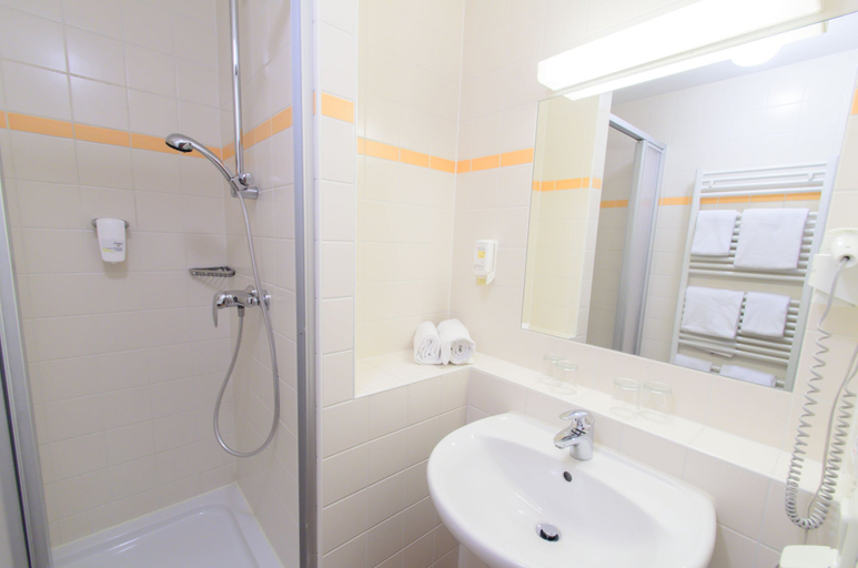 Bathroom 3, JUFA Hotel Schloss Röthelstein, Liezen