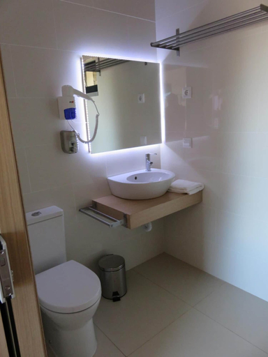 Bathroom 3, Make It Happen Farm, Velas