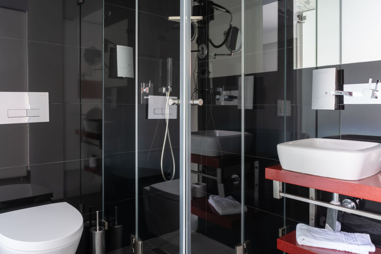 Bathroom 5, Hotel Oceano, Nazaré
