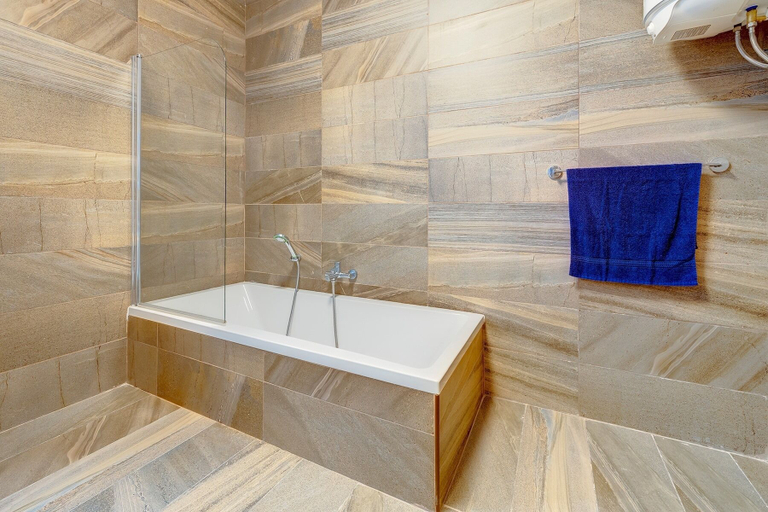 Bathroom 4, Deluxe Apartment Steps to St George's Bay