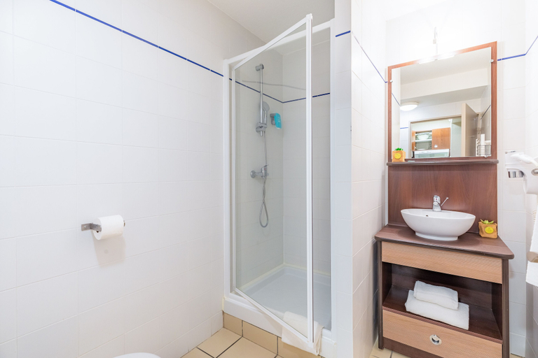 Bathroom 4, Appart'City Classic Angoulême Centre, Charente