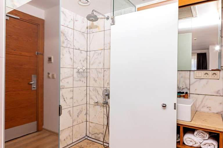 Bathroom 5, Neda, Fatih