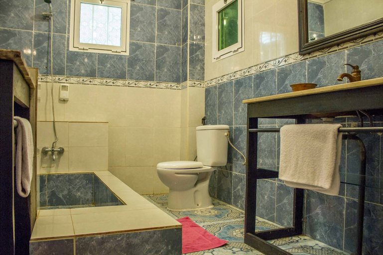 Bathroom 3, Hotel Cabourg, Dakar