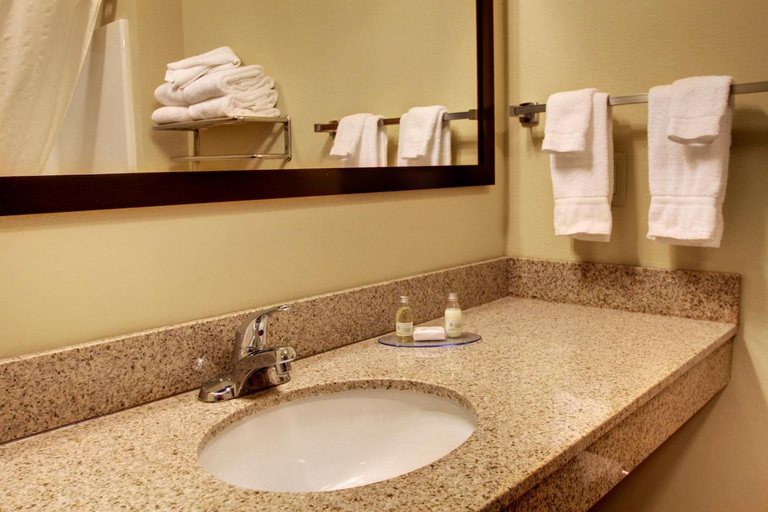 Bathroom 4, Cobblestone Inn & Suites - Bottineau, Bottineau