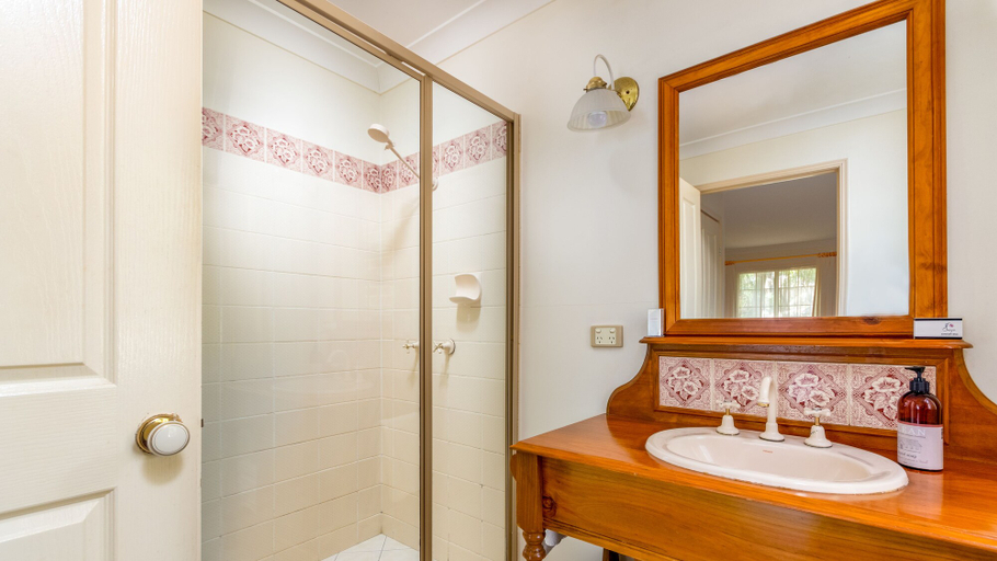 Bathroom 3, Honeysuckle Cottages Stanthorpe, Stanthorpe