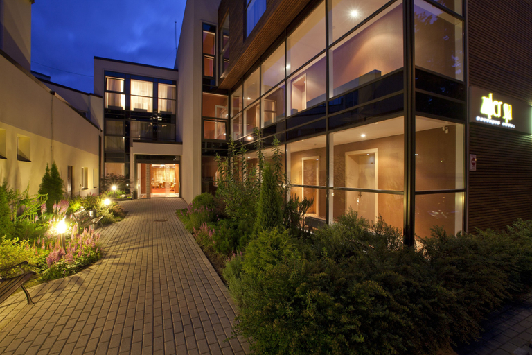 Exterior & Views