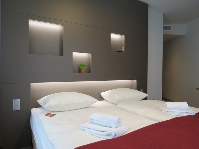 Bedroom 4, Hotel Neuthor, Ulm