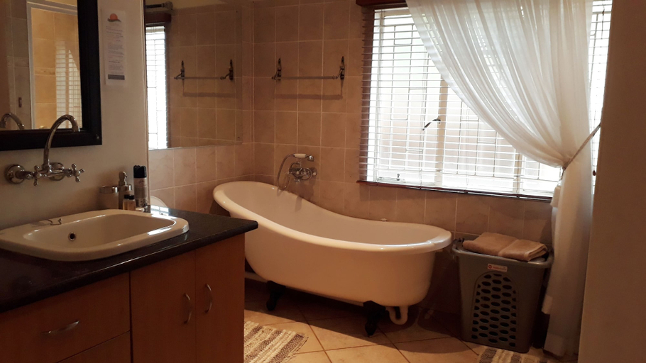Bathroom 5, Sunset Ridge Guesthouse, Bojanala