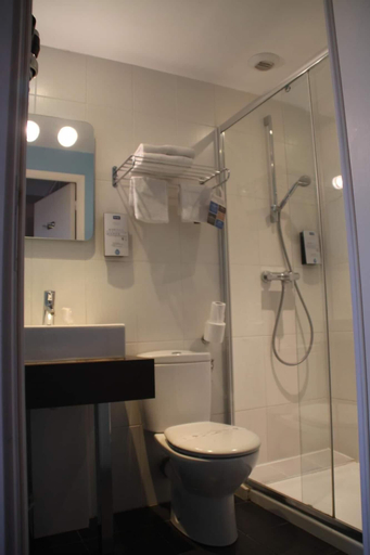 Bathroom 4, Kyriad Charleville Mezieres, Ardennes